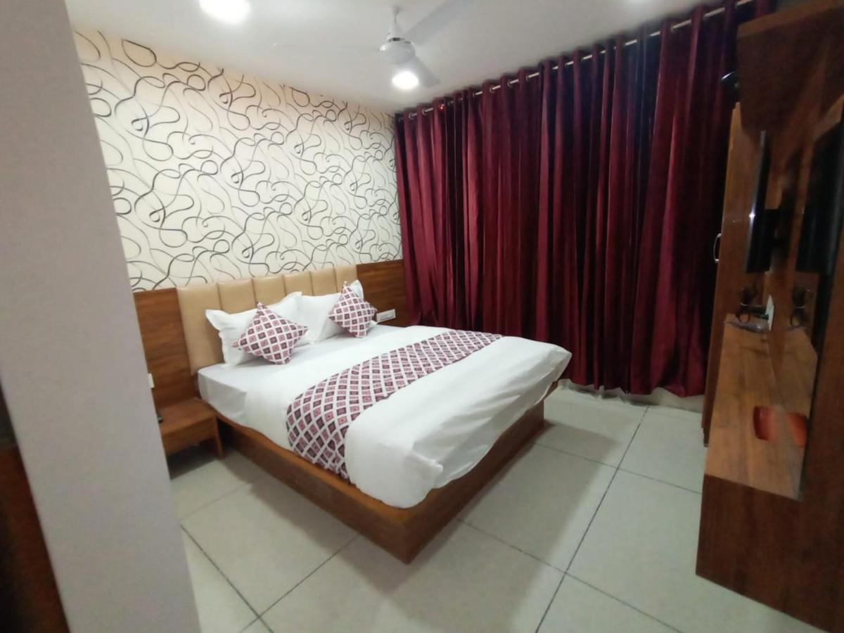 Hotel Dreamland Vadodara Buitenkant foto
